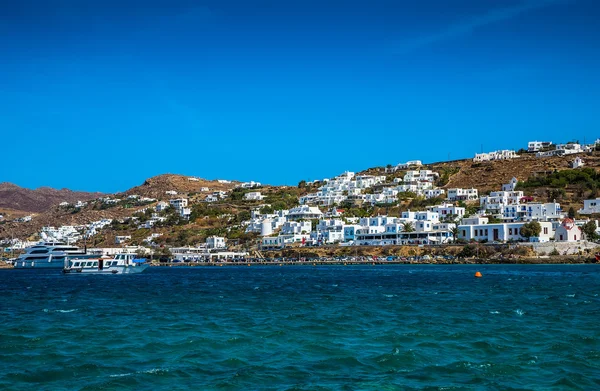Île grecque avec des maisons colorées — Photo