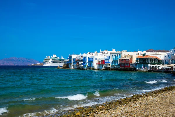 与色彩缤纷的房子的希腊小岛 — 图库照片