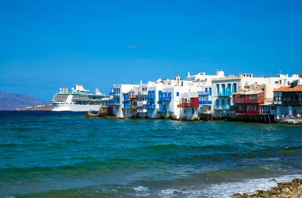 Ilha grega com casas coloridas — Fotografia de Stock