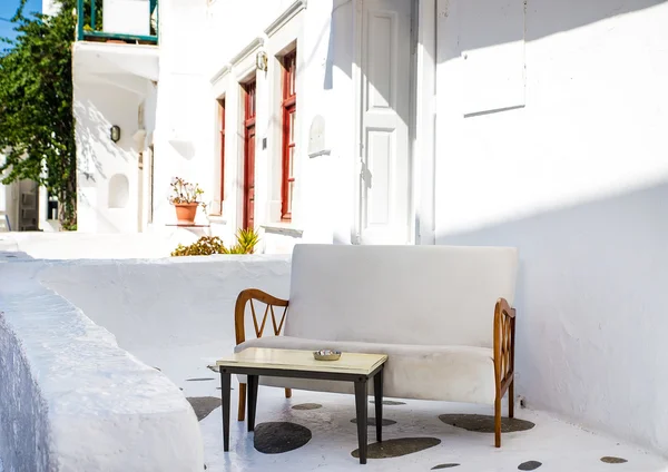 Terrass med bord och soffa — Stockfoto