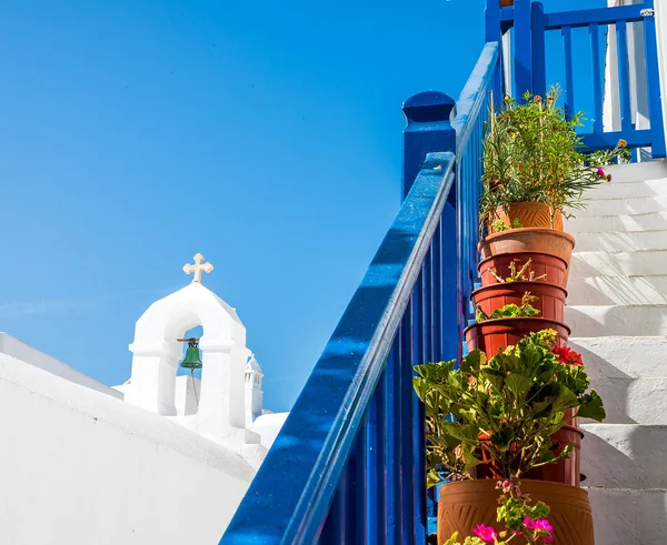 Gebäude mit Kirche im Hintergrund — Stockfoto