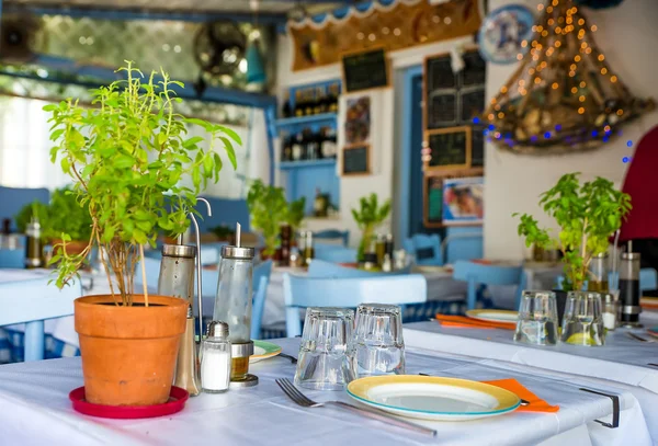 Serveras tabellen i grekisk ö restauranger — Stockfoto