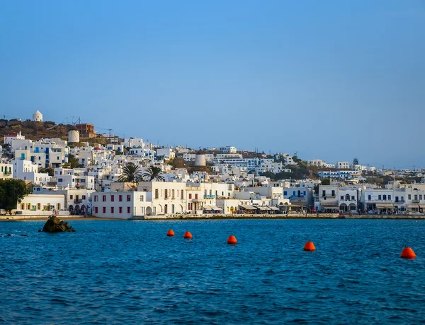 Griechische Insel mit bunten Häusern — Stockfoto