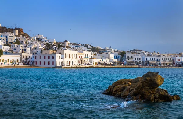 Griechische Insel mit bunten Häusern — Stockfoto