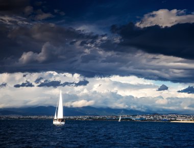 Denizde beyaz yelkenli