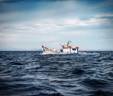 Açık denizde bir yat.