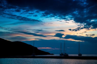 Günbatımı Atina koyunda yatlar