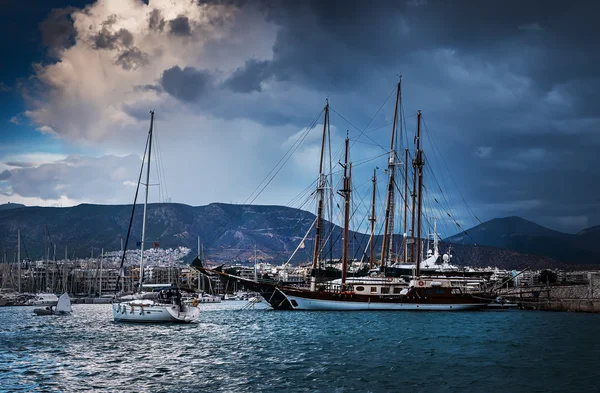 Yachten in der Bucht von Athen — Stockfoto