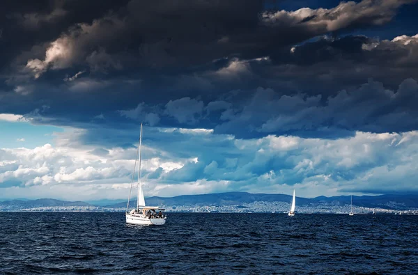 Segelbåtar på öppet hav — Stockfoto