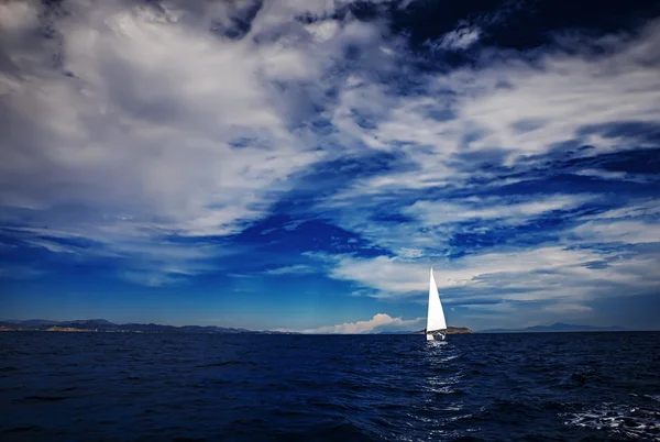 Segelbåt på öppet hav — Stockfoto