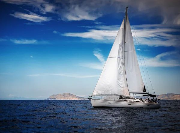 Zeilboot op open zee — Stockfoto