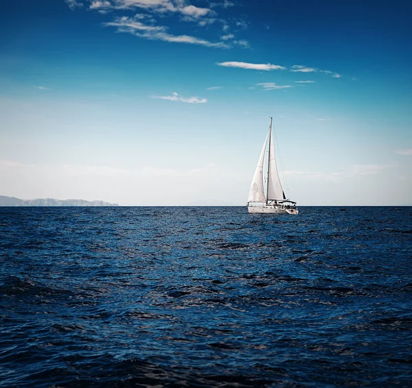 Вітрильник на відкритому морі — стокове фото