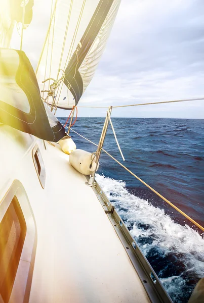 Sail Yacht mot himlen och havet — Stockfoto