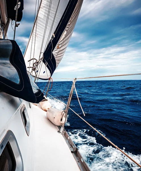 Voile de yacht contre le ciel et la mer — Photo