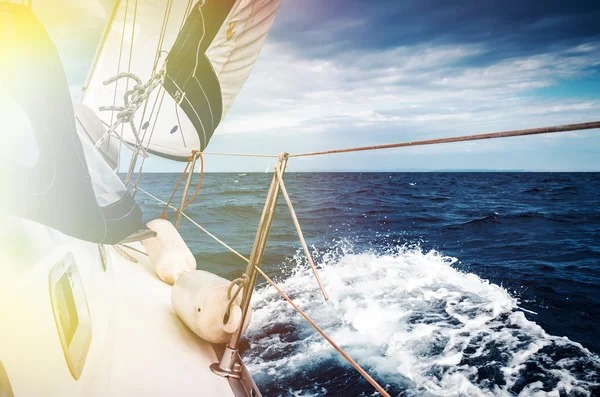 Вітрило яхти проти неба і моря — стокове фото