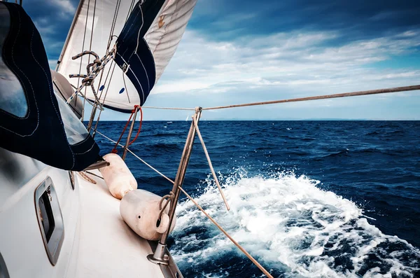 Gökyüzü ve deniz karşı yat yelken