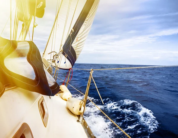Sail Yacht mot himlen och havet — Stockfoto