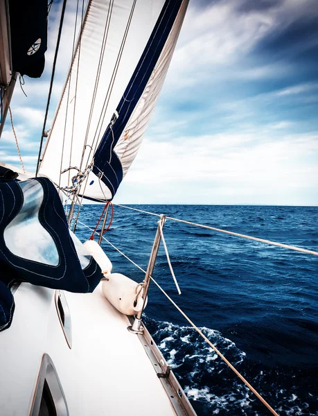 Voile de yacht contre le ciel et la mer — Photo