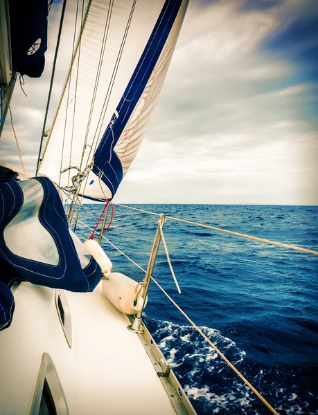 Voile de yacht contre le ciel et la mer — Photo