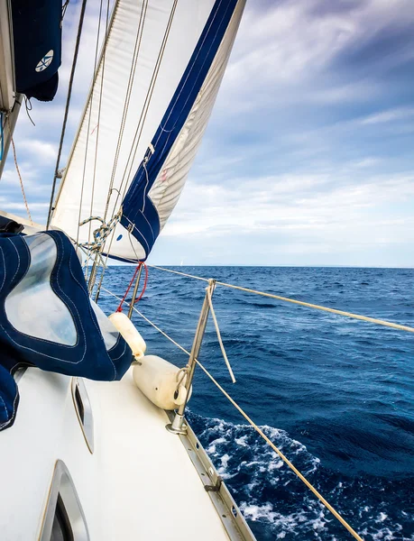 Voile de yacht contre le ciel et la mer — Photo
