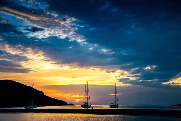 Yachten in der Bucht bei Sonnenuntergang von Athen — Stockfoto