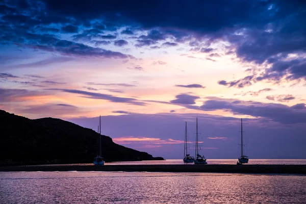 Yachten in der Bucht bei Sonnenuntergang von Athen — Stockfoto