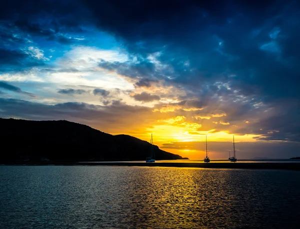 Jachten in de baai bij zonsondergang van Athene — Stockfoto