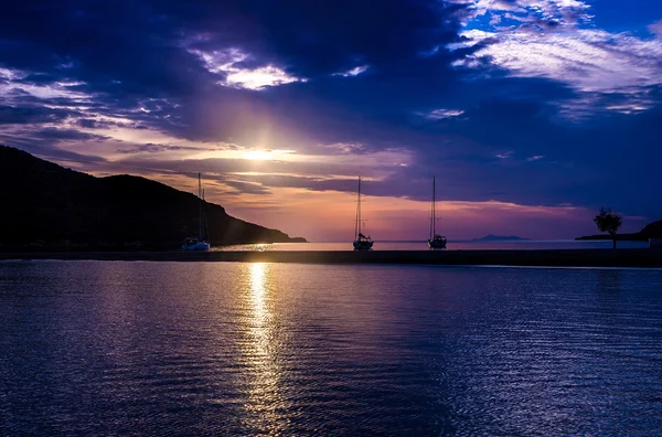 Yachten in der Bucht bei Sonnenuntergang von Athen — Stockfoto