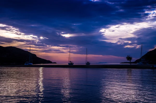 Jachtok, az öbölben, naplementekor, Athén — Stock Fotó