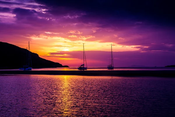 Yacht nella baia al tramonto di Atene — Foto Stock
