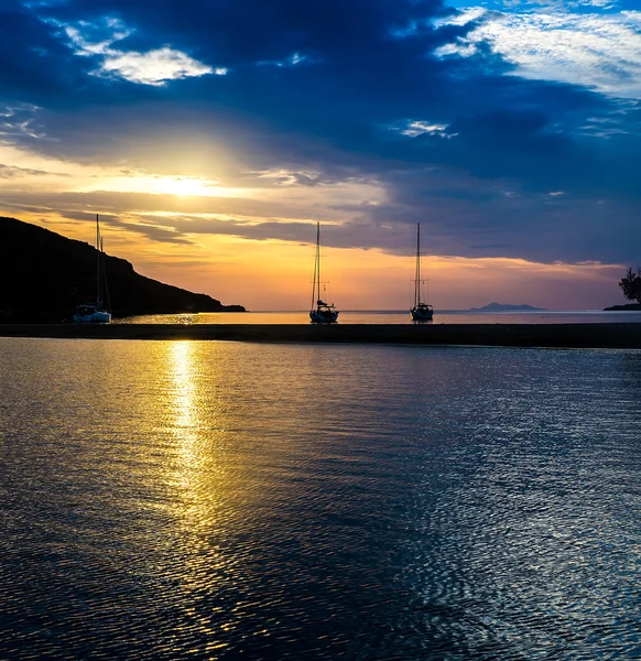 Yachts dans la baie au coucher du soleil d'Athènes — Photo