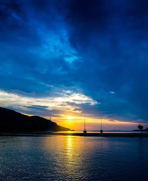 Yachten in der Bucht bei Sonnenuntergang von Athen — Stockfoto