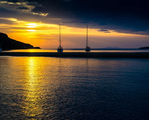 Jachtok, az öbölben, naplementekor, Athén — Stock Fotó