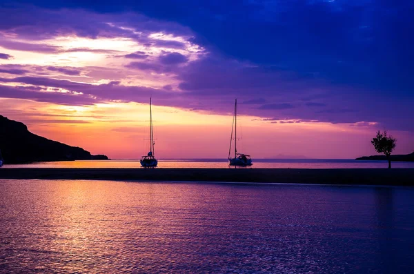 Günbatımı Atina koyunda yatlar — Stok fotoğraf