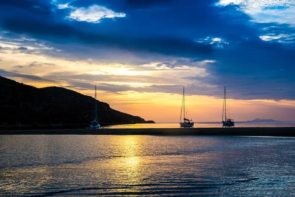 Yachten in der Bucht bei Sonnenuntergang von Athen — Stockfoto