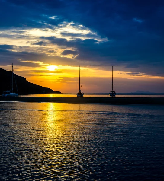 Yachten in der Bucht bei Sonnenuntergang von Athen — Stockfoto