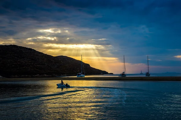 Yachten in der Bucht bei Sonnenuntergang von Athen — Stockfoto