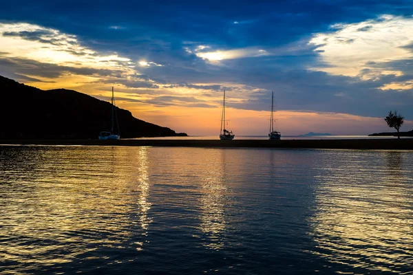 Yachten in der Bucht bei Sonnenuntergang von Athen — Stockfoto