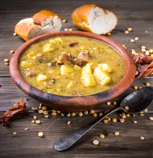 Sopa de guisante con pollo ahumado —  Fotos de Stock