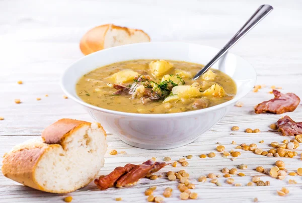 Erbsensuppe mit geräuchertem Huhn — Stockfoto