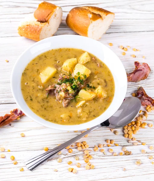 Sopa de ervilha com frango defumado — Fotografia de Stock