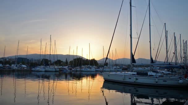 Pôr do sol mediterrâneo com iates — Vídeo de Stock