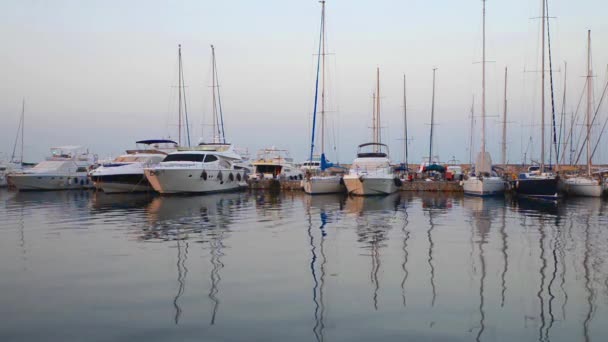 Puesta de sol mediterránea con yates — Vídeo de stock