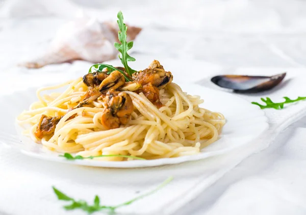 Pasta with mussels and arugula — Stock Photo, Image