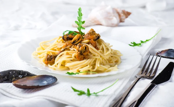 Pasta with mussels and arugula — Stock Photo, Image