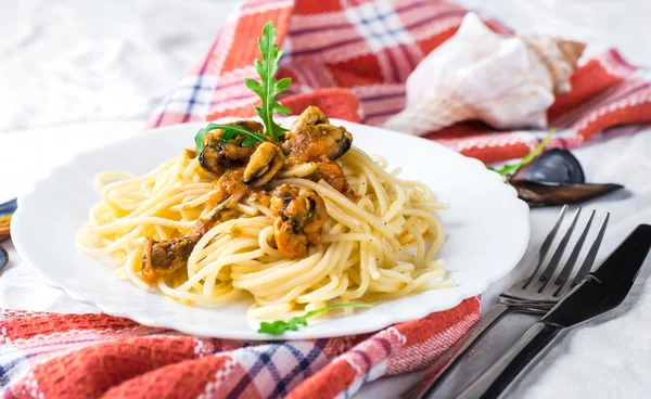 Pasta with mussels and arugula — Stock Photo, Image