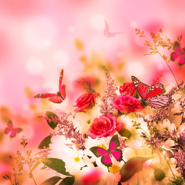 Zarte Rosen und Schmetterling — Stockfoto