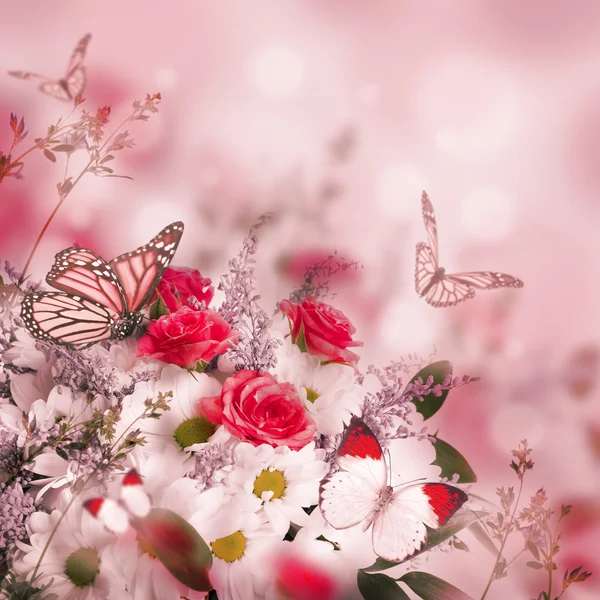 Ramo de delicadas rosas y mariposas — Foto de Stock