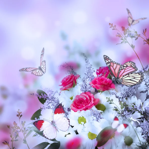 Boeket van delicate rozen en vlinder — Stockfoto