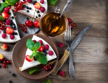 Böğürtlenli ve naneli cheesecake.